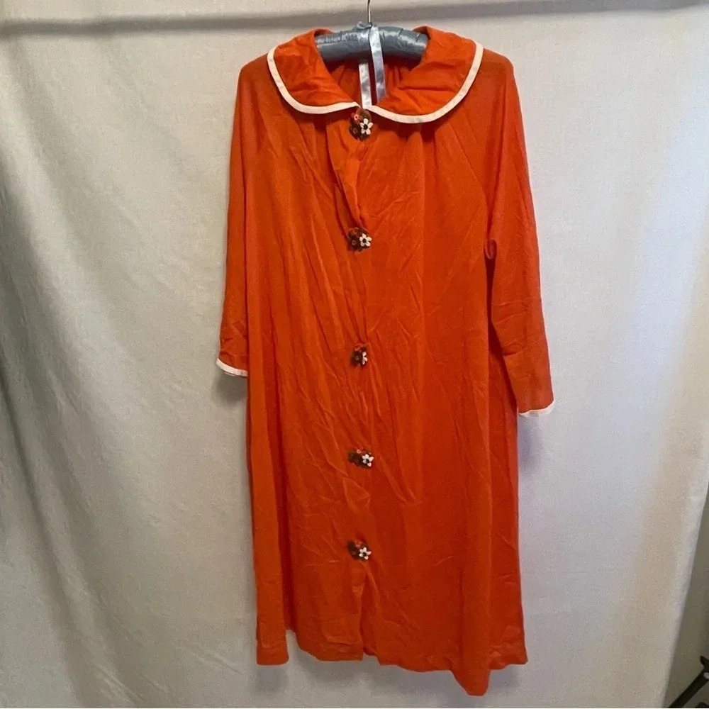 Vintage orange nightgown with embroidered flower snap buttons - size M/L